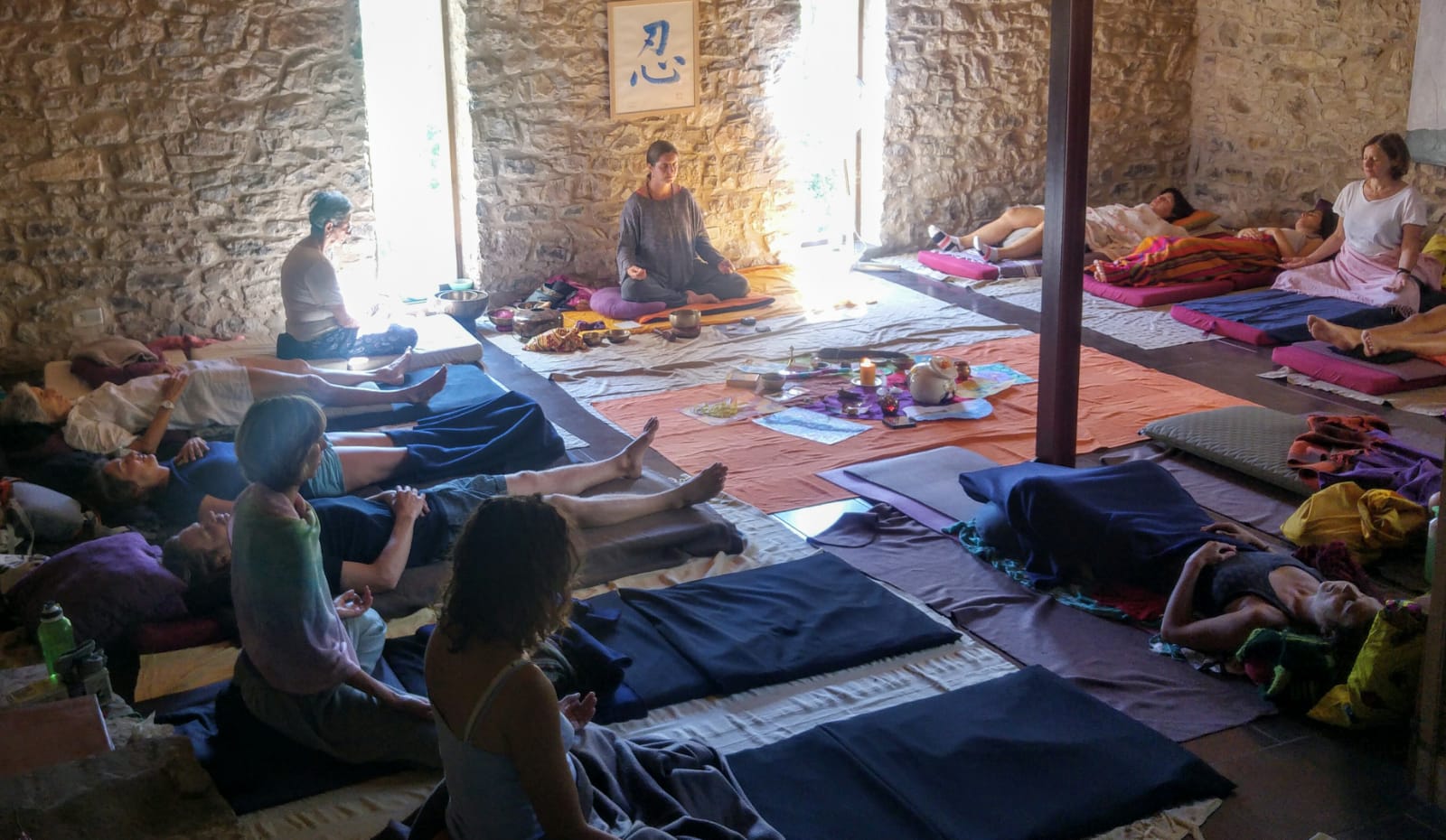 meditacion con Gemma sala de meditación con un grupo meditando